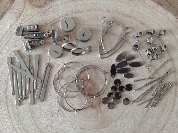 Apprêts divers (fermoir, embouts, boucles d'oreilles...) en acier inoxydable argenté hypoallergénique. Apprêts divers (fermoir, embouts, boucles d'oreilles...) en acier inoxydable argenté hypoallergénique.