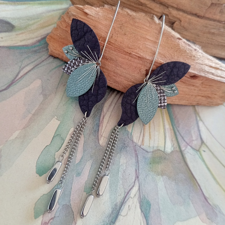 Boucles d'oreilles Lyria, cuir violet, turquoise et argenté brodé main Boucles d'oreilles Lyria, cuir violet, turquoise et argenté brodé main