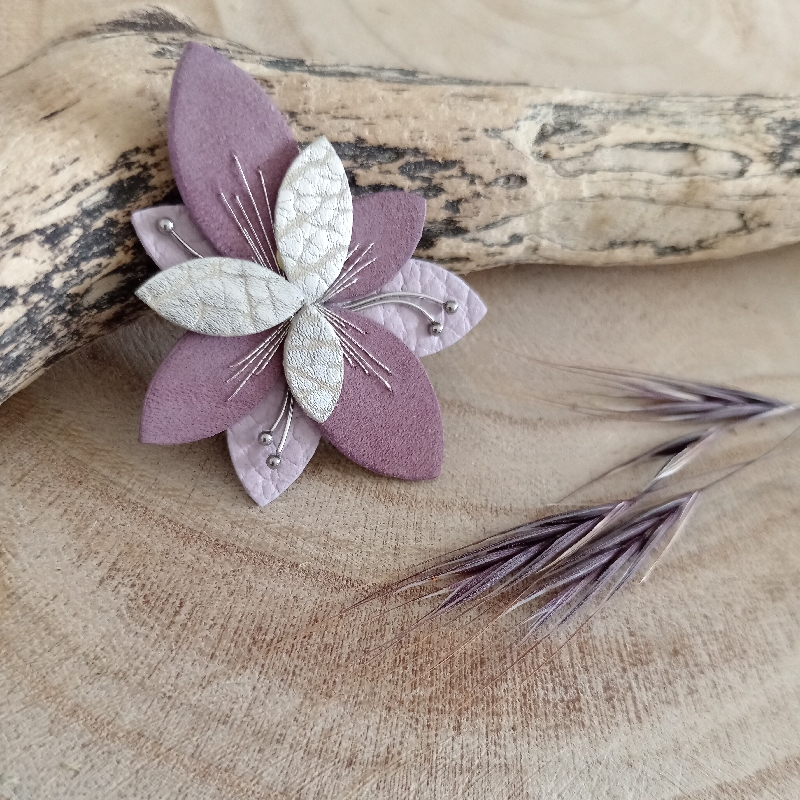 Broche artisanale fleur en cuir parme et rose pâle brodée main Broche artisanale fleur en cuir parme et rose pâle brodée main