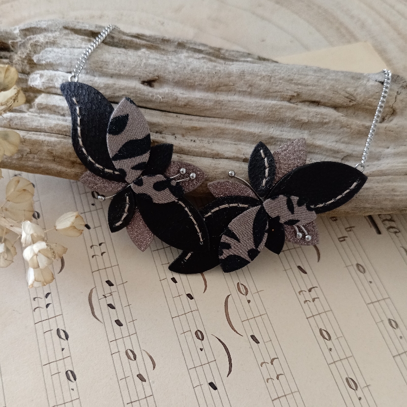 Collier Lysaé fait main en cuir, tissu et acier inox, coloris sable cendré. Collier Lysaé fait main en cuir, tissu et acier inox, coloris sable cendré.