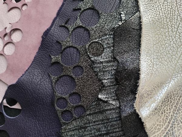 Morceaux de cuir fantaisie. Différents coloris et textures. Morceaux de cuir fantaisie. Différents coloris et textures.